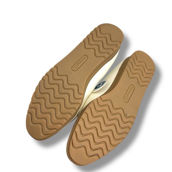 NEW Baretraps Amry Slip on Loafers Size 8 ivory Cream Lasercut Comfort Flats - Picture 11 of 11
